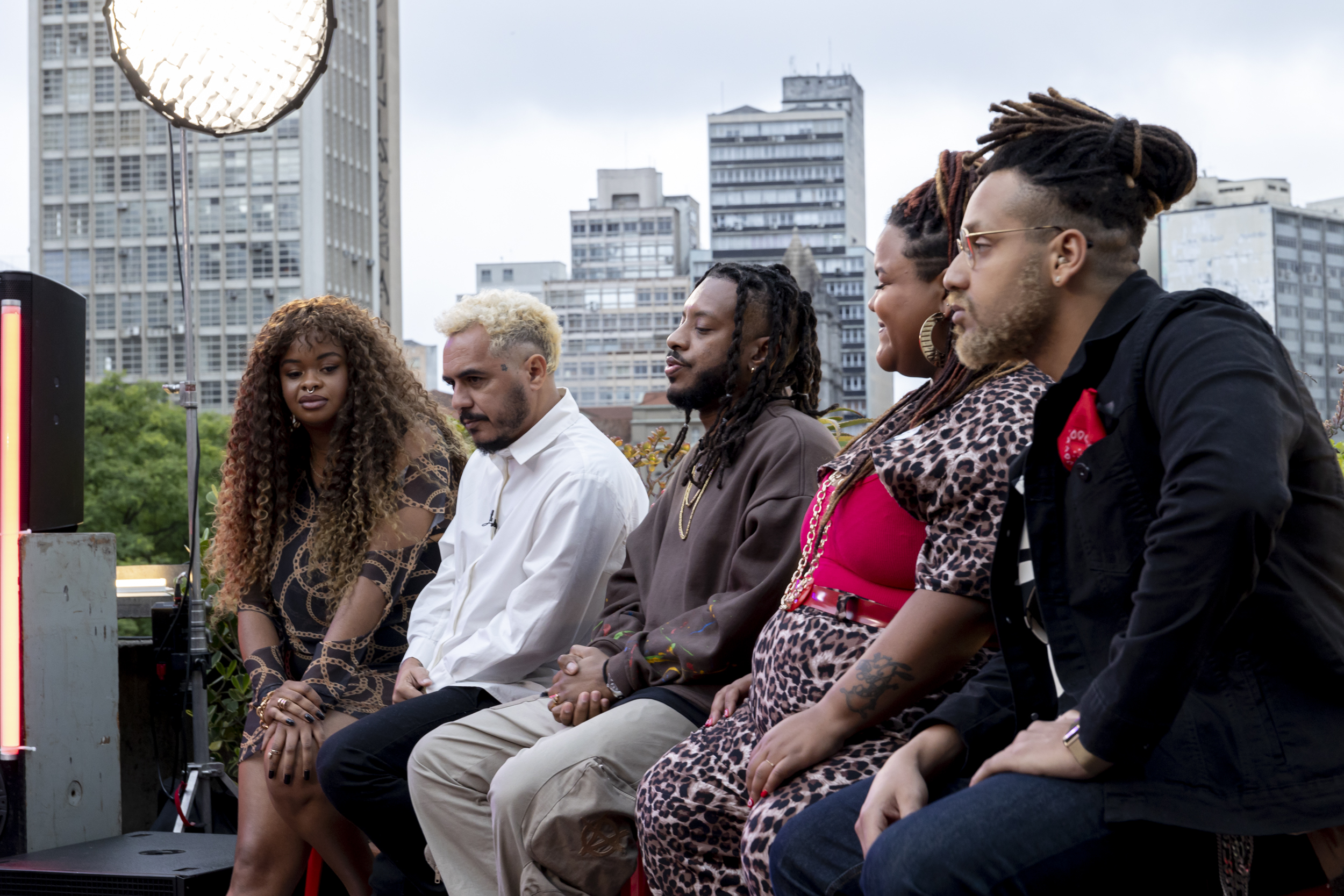 Marcelo D2 foi o convidado especial do terceiro episódio de Sobe Junto; aqui, ele assiste às apresentações dos quatro bondes junto aos jurados fixos, Tássia Reis, BK, Thamirys Borsan e Froid