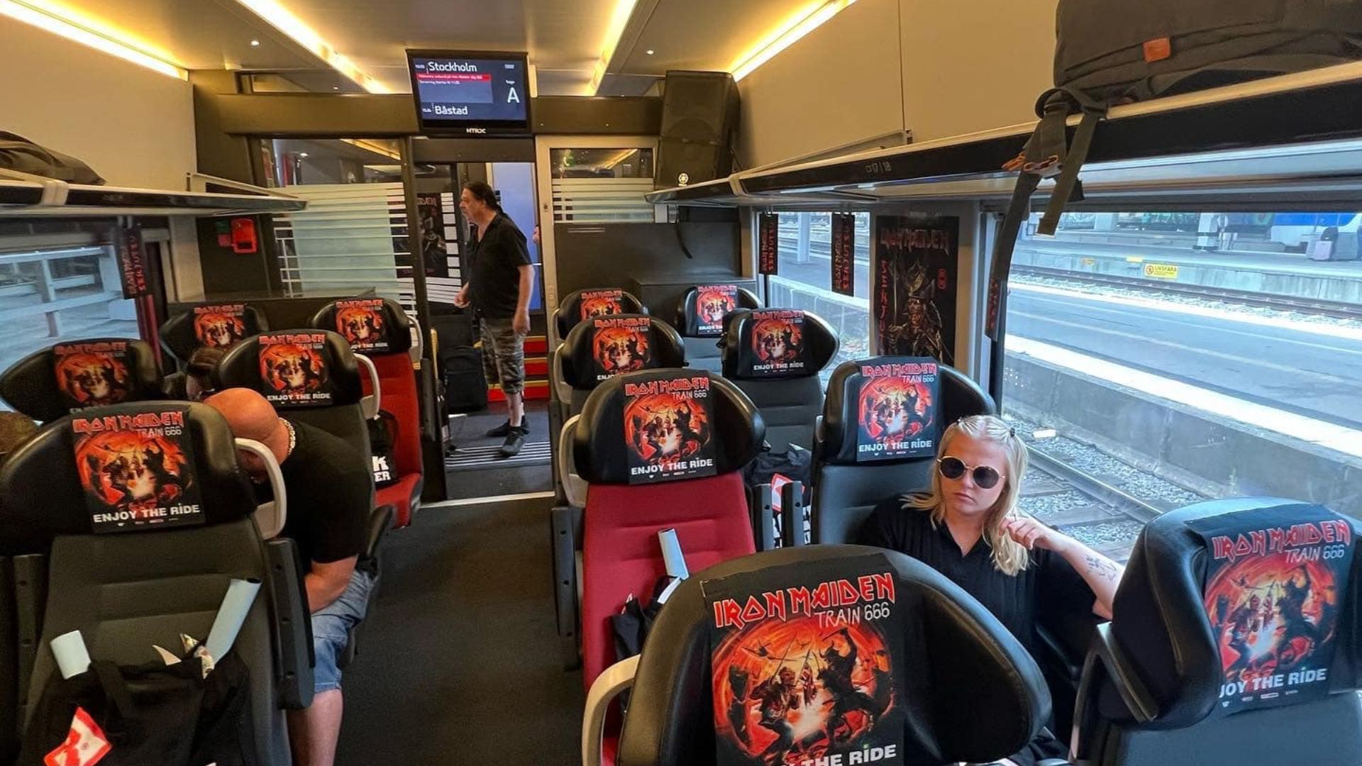 Visão interna do trem estilizado do Iron Maiden