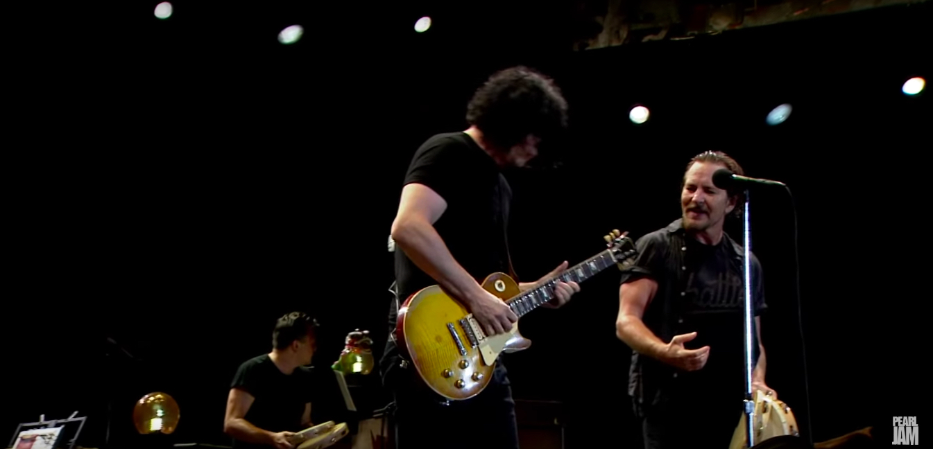 Jack White e Eddie Vedder durante a cover da música de Neil Young (Foto: Reprodução)