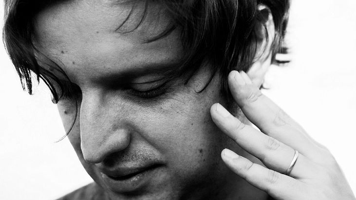 Jair Naves lança o disco 'Rente' (Fotos: Meredith Adelaide / Divulgação)