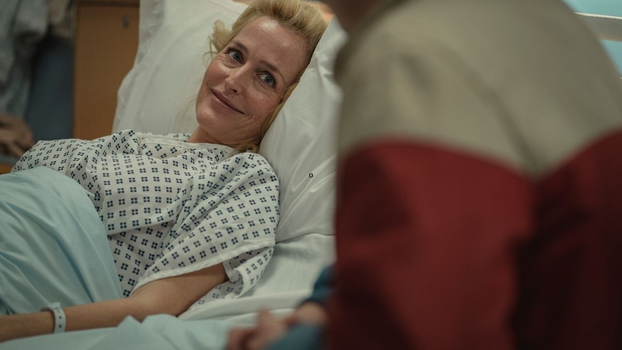 jean deitada na cama do hospital em cena de sex education