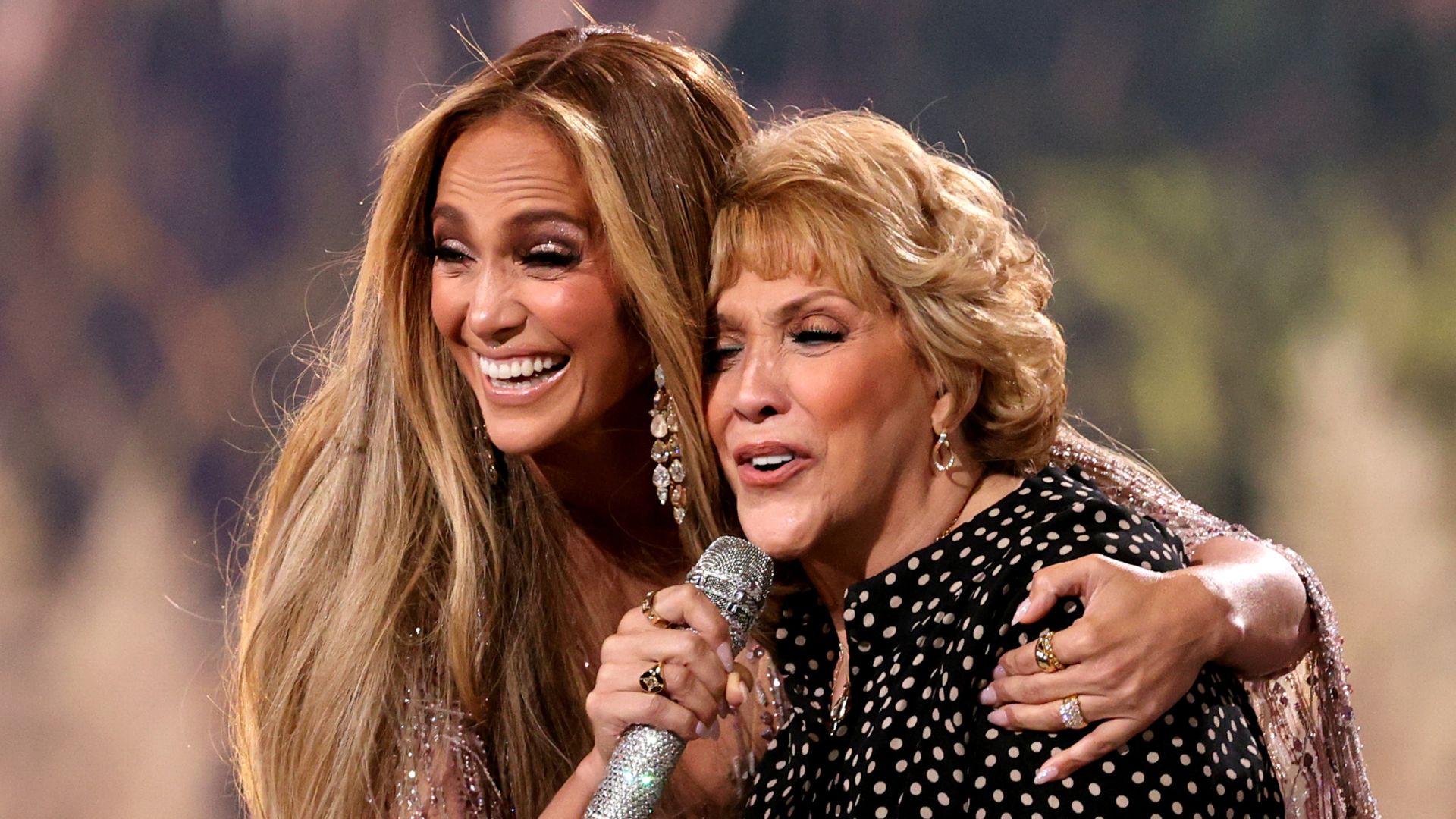 Jennifer Lopez e a mãe, Guadalupe Rodríguez (Foto: Kevin Winter / Getty Images)