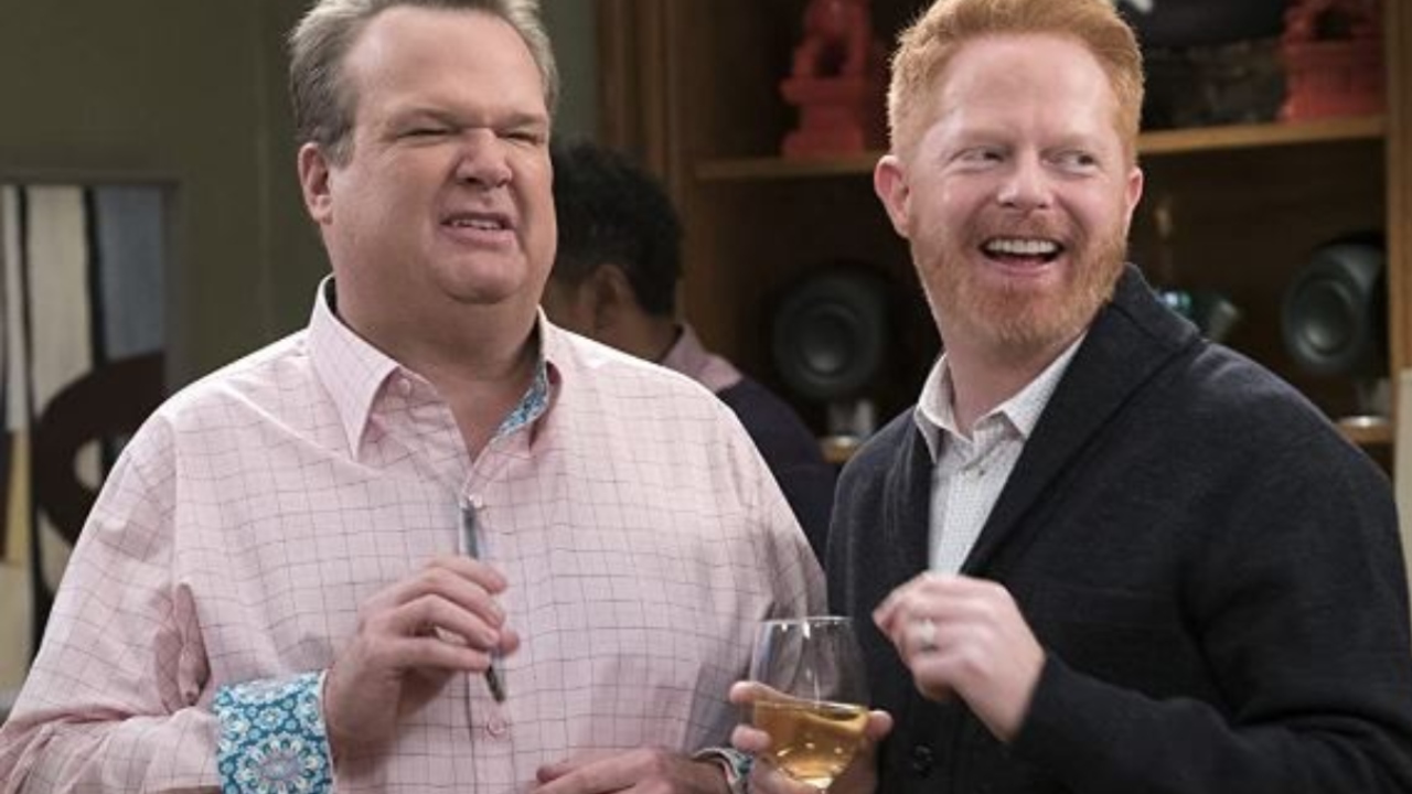 Jesse Tyler Ferguson e Eric Stonestreet em Modern Family (Foto: Reprodução via IMDS)