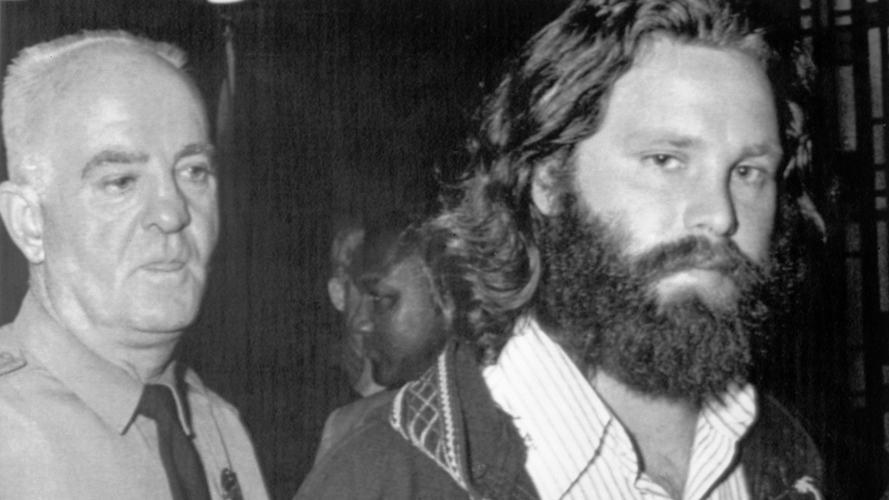 Jim Morrison deixa o tribunal em Miami, Flórida, em 30 de outubro de 1970 (Foto: AP Images)