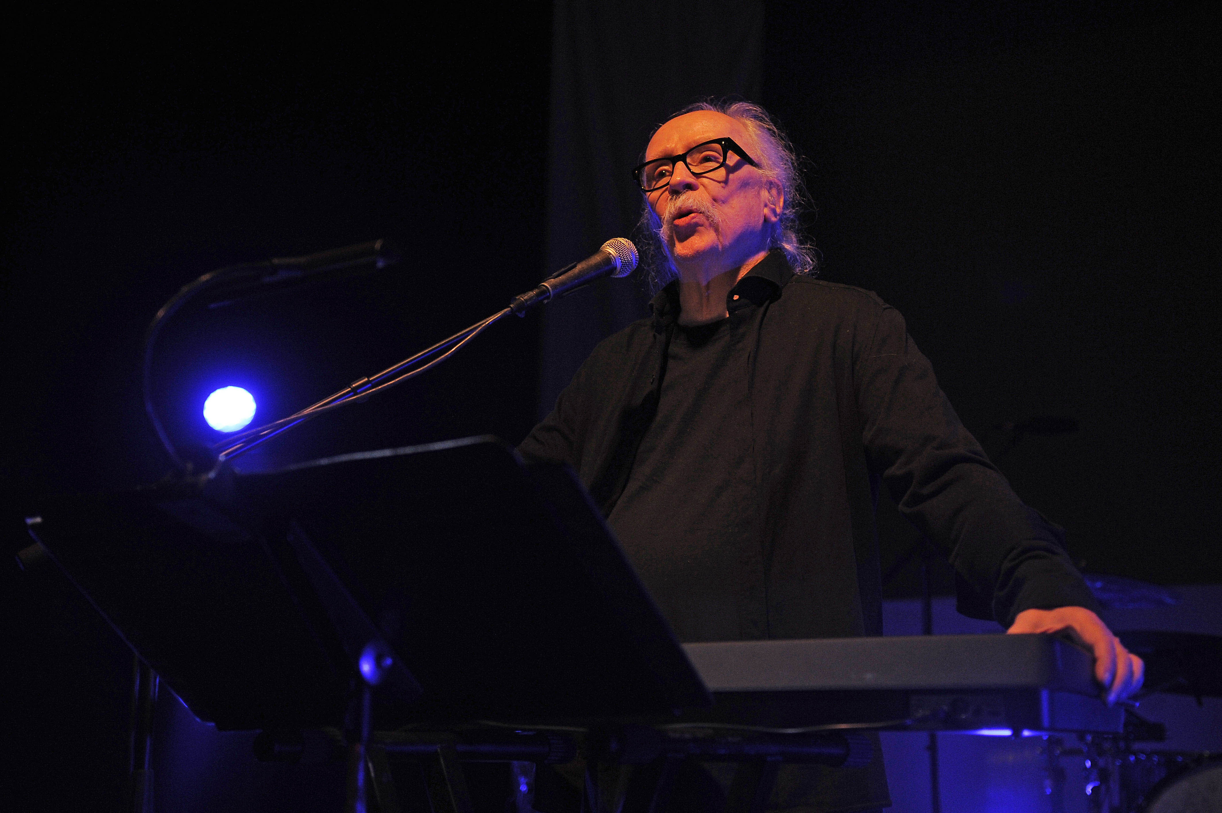 John Carpenter durante performance no Shepherd's Bush Empire, em Londres (Foto: KGC-138/STAR MAX/IPx/AP)