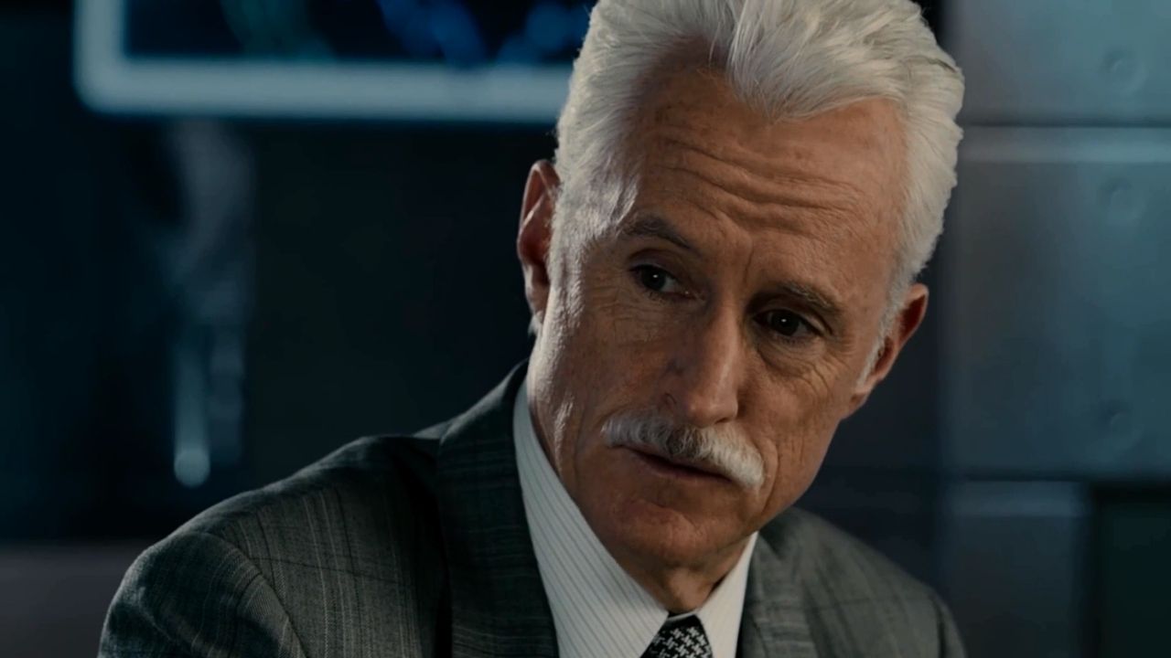 Howard Stark de terno e olhos arregaldados.