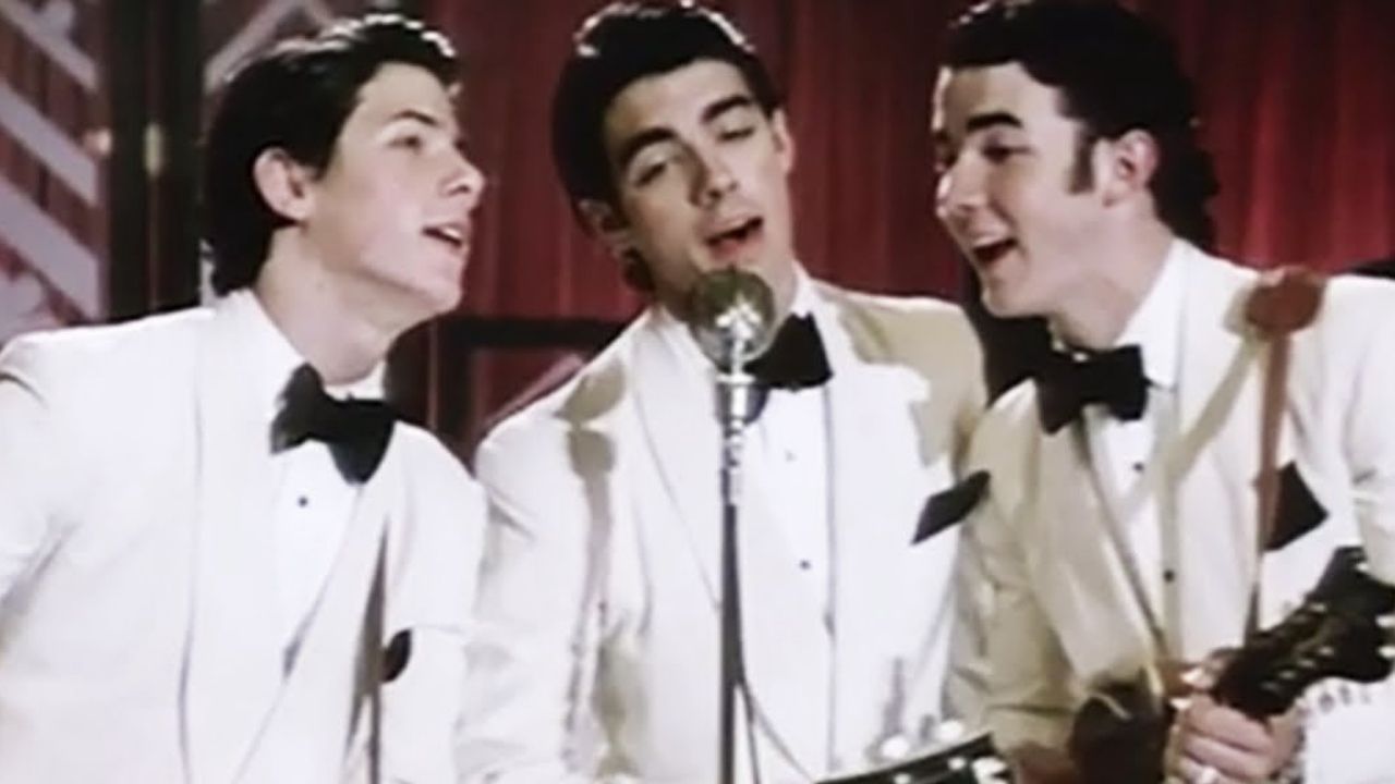 Jonas Brothers no clipe de "Lovebug' (Foto: Reprodução/Youtube)