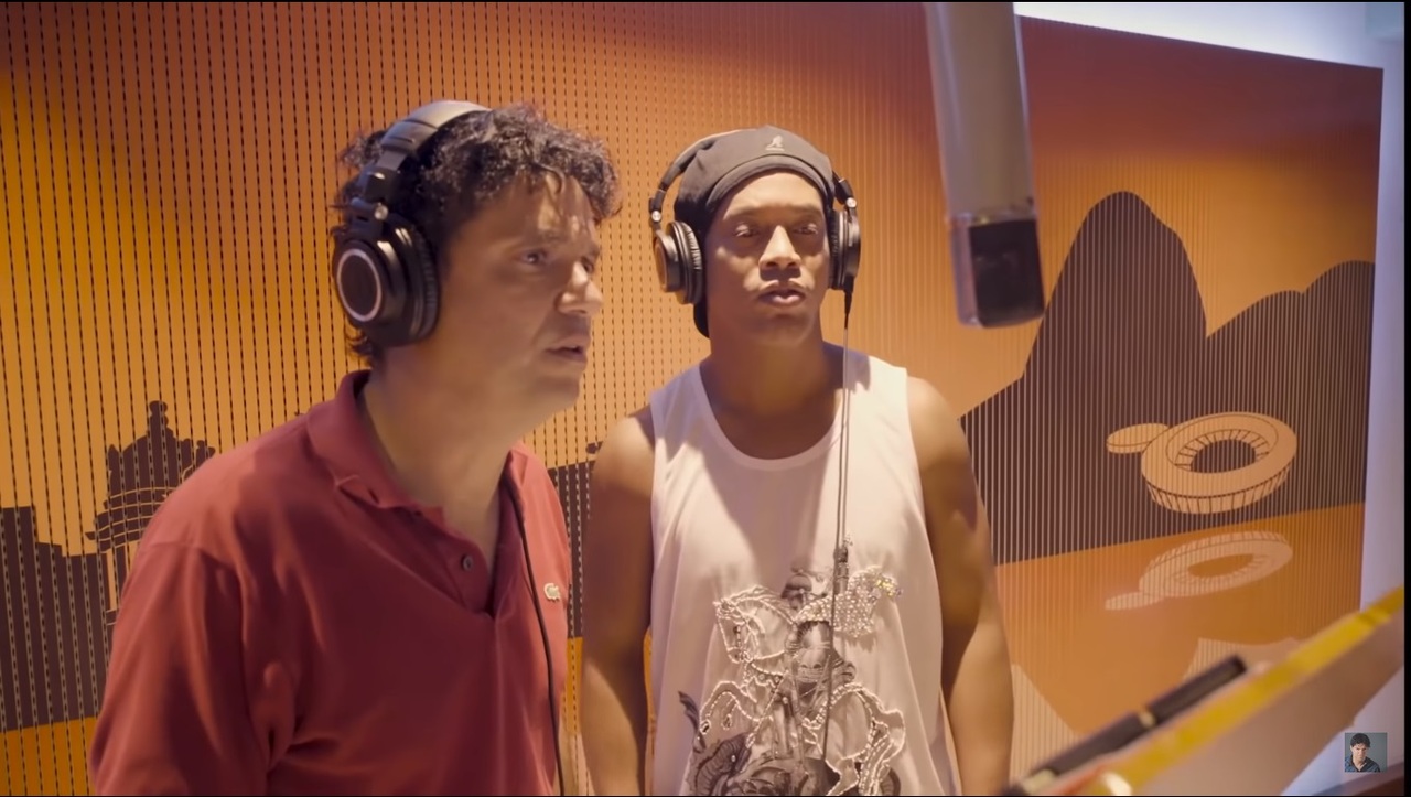 Jorge Vercillo e Ronaldinho Gaúcho (Foto: Reprodução / YouTube)