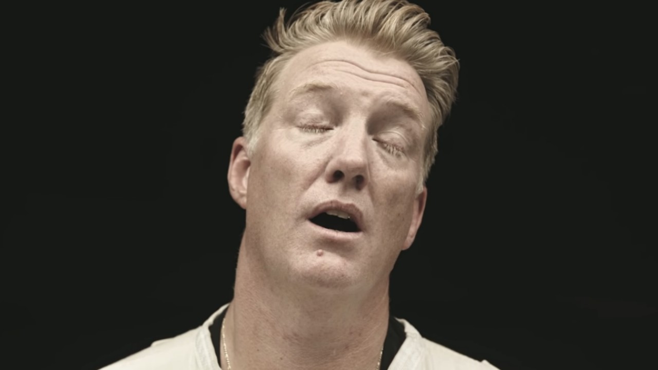 Josh Homme no clipe de "Easier Said Than Done" (Foto: Reprodução)