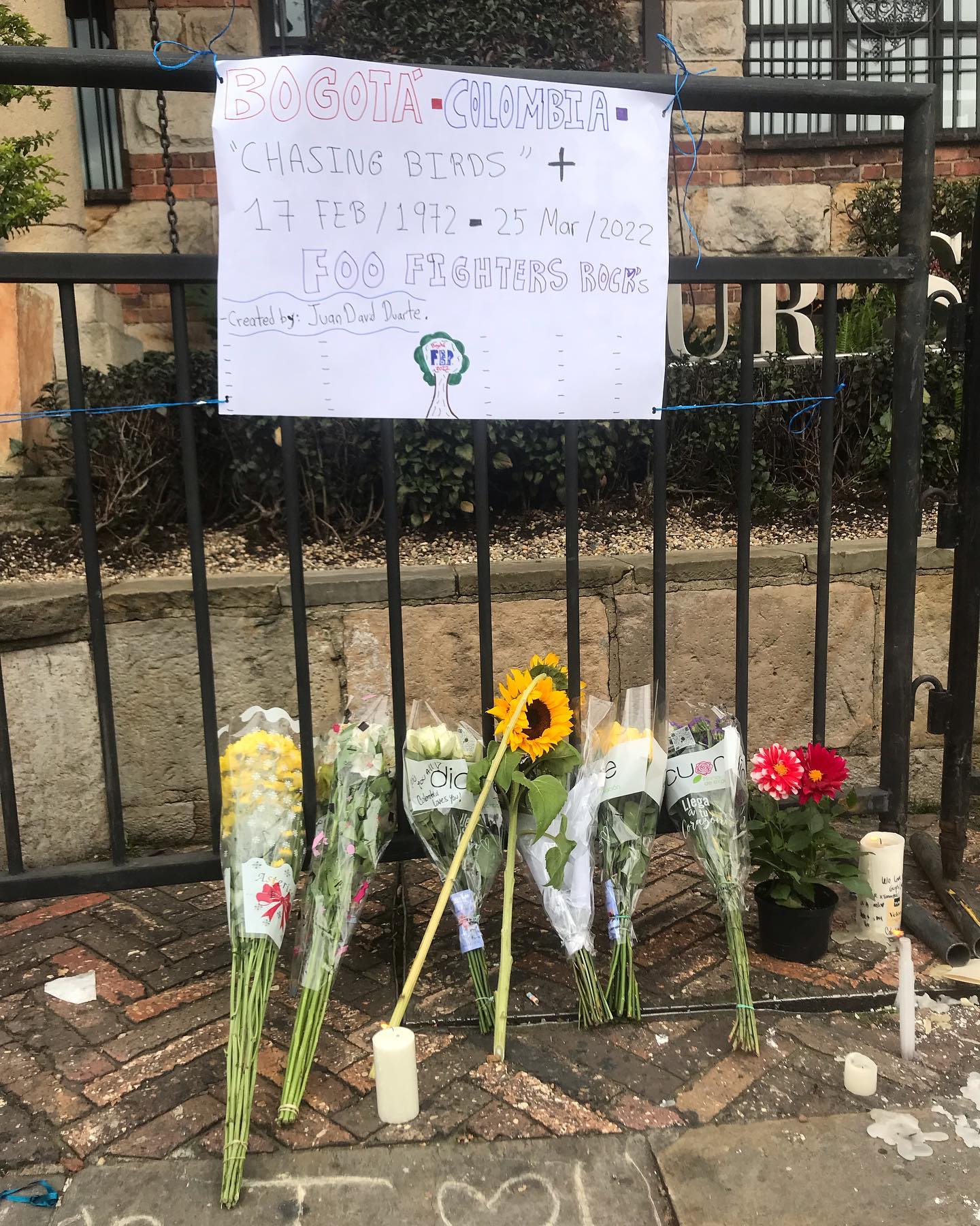 Taylor Hawkins: fãs prestam homenagens em frente a hotel