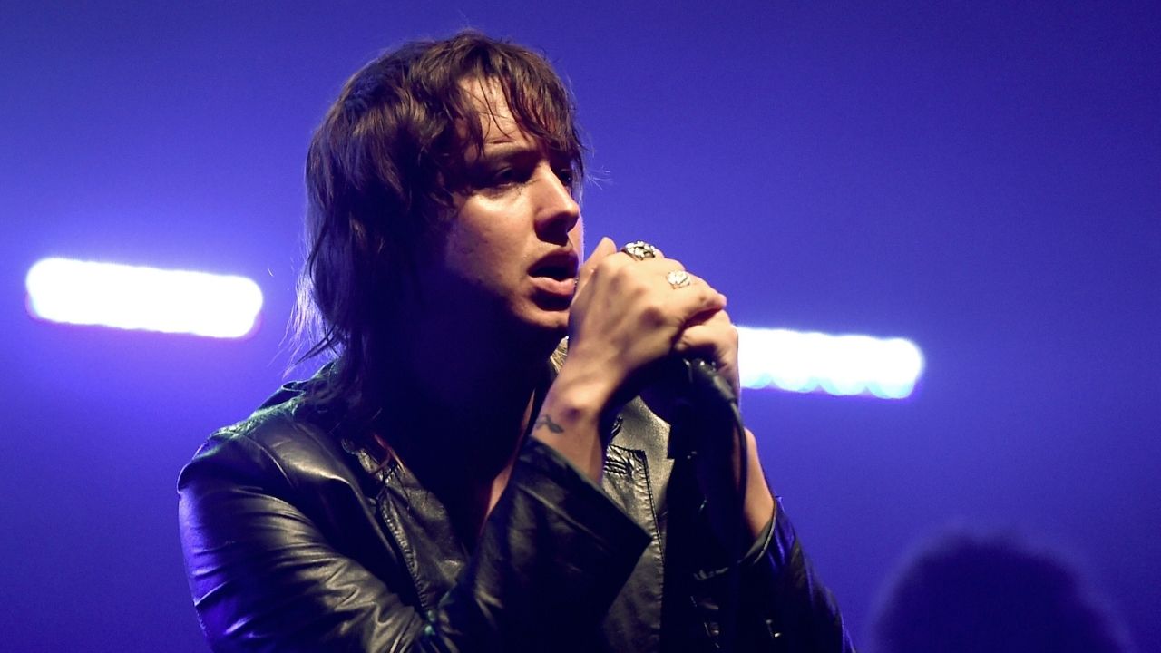 Julian Casablancas se apresentando com The Strokes em Los Angeles (Foto: Kevin Winter/Getty Images)