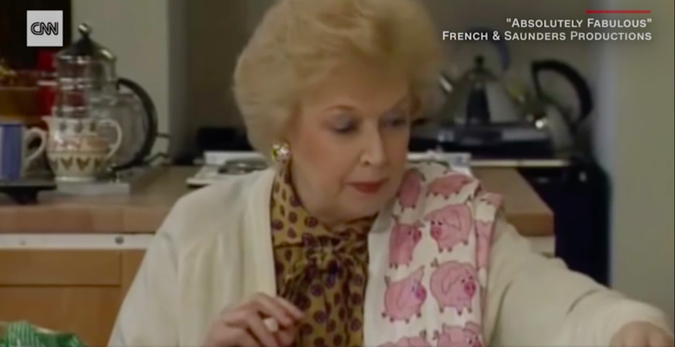 June Whitfield em cena de Absolutely Fabulous (Foto: Reprodução CNN)