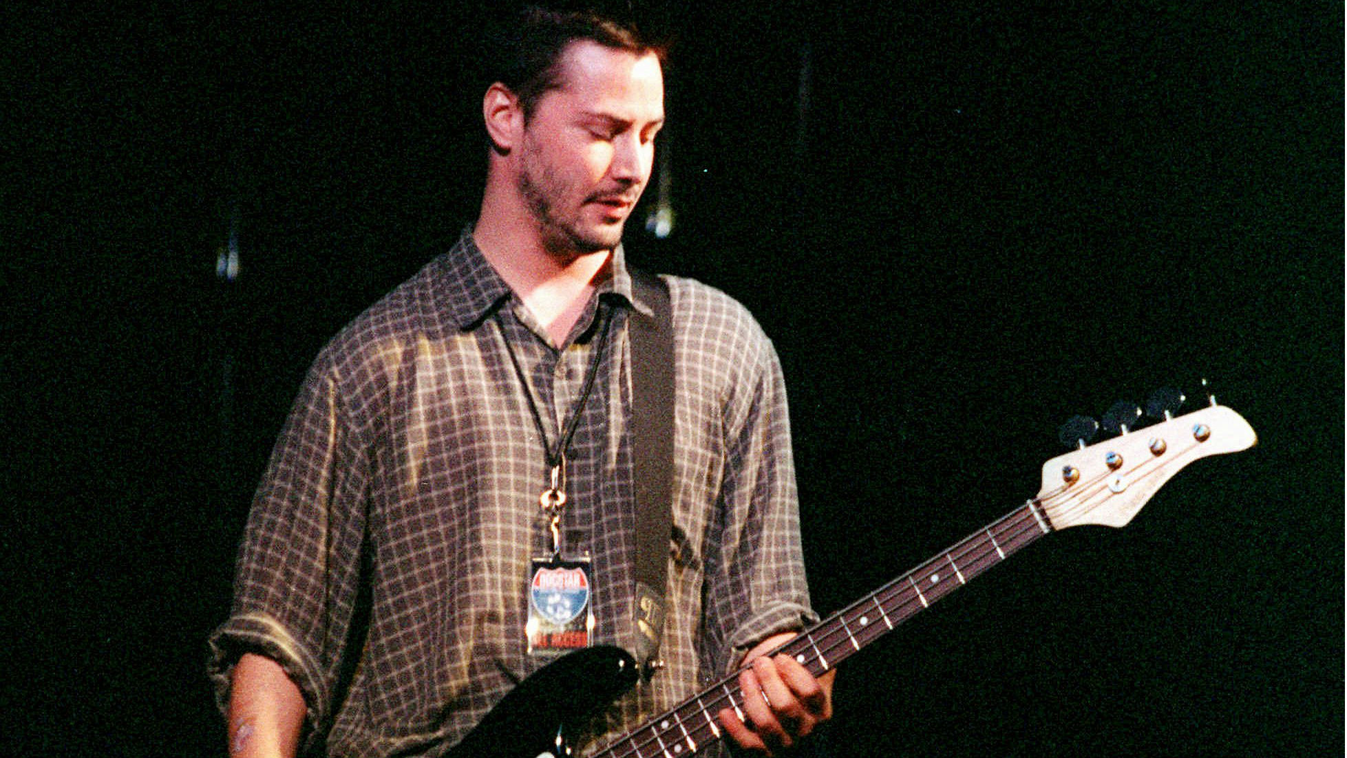 Keanu Reeves no baixo da banda Dogstar, em 1996 (Foto:AP Photo/ Sven Kaestner)
