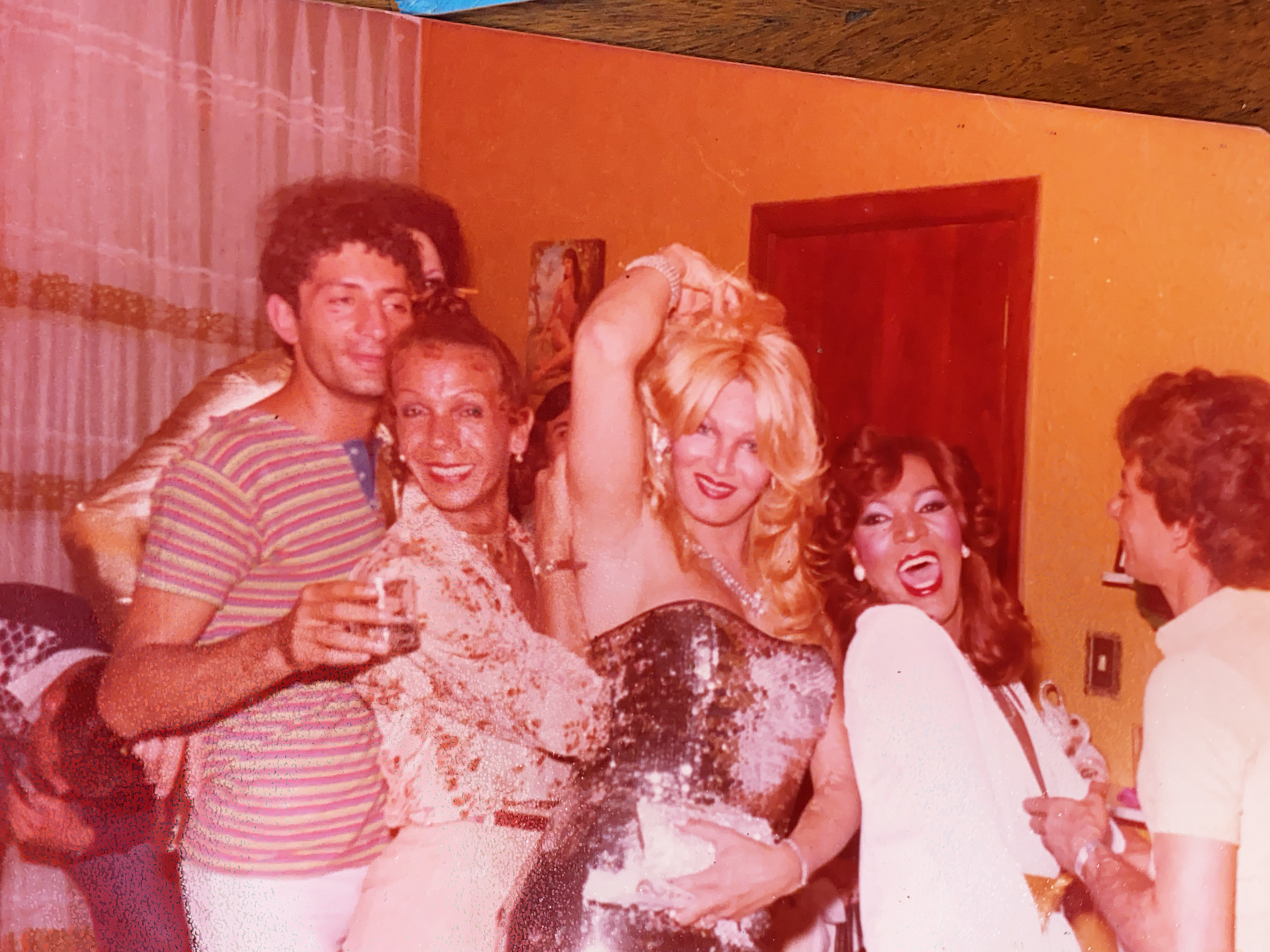 Kelly Cunha com Jacqueline Welch e Salete (Foto: Divulgação)