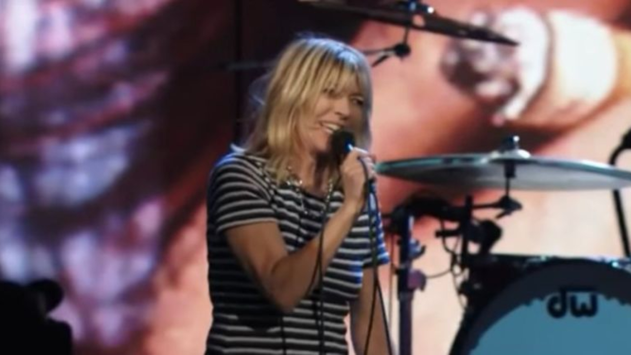 Kim Gordon em apresentação de Aneurysm, do Nirvana (Foto: Reprodução/YouTube)