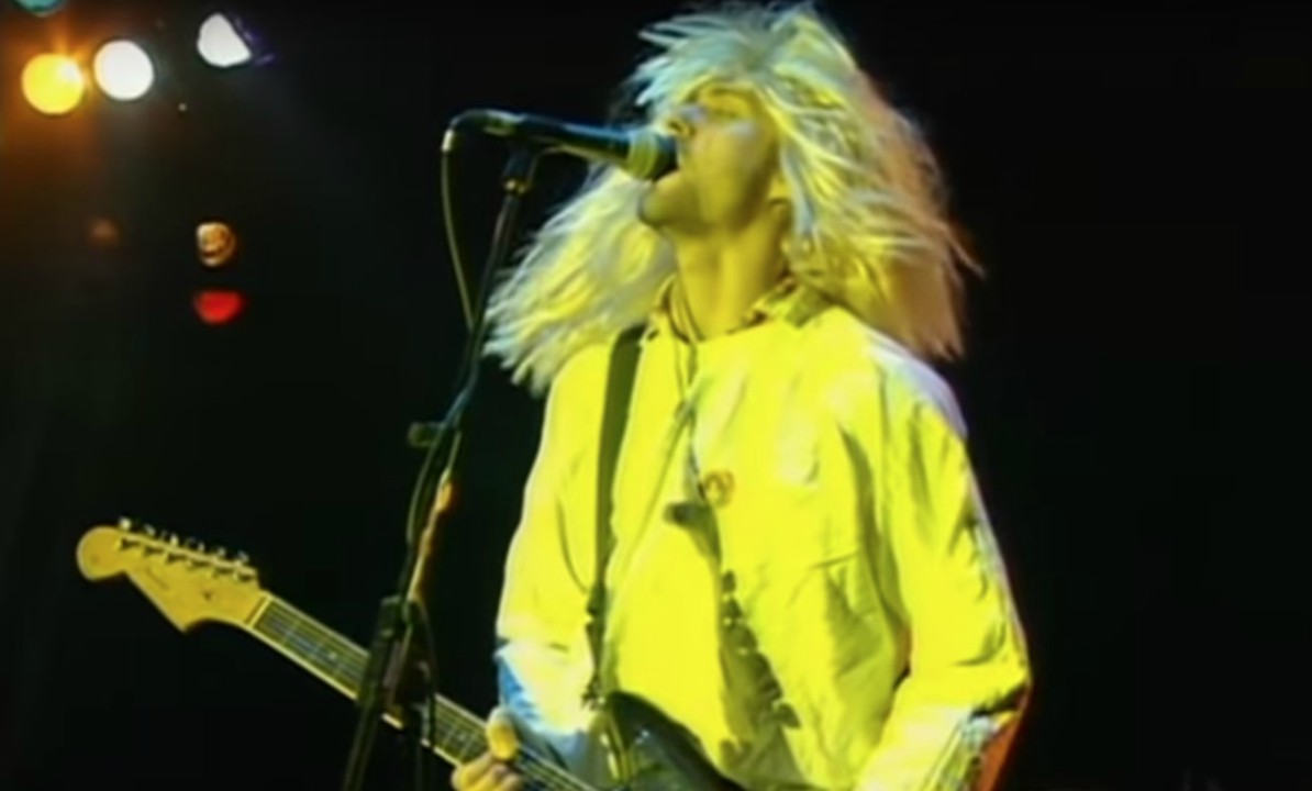 Kurt Cobain no show do Nirvana no Reading Festival, em 1992