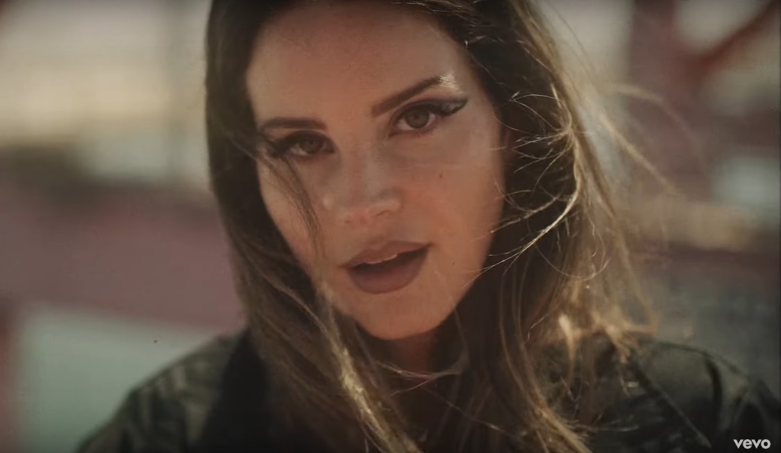 Lana Del Rey, no clipe de 'Fuck I Love You' (Foto: Reprodução)
