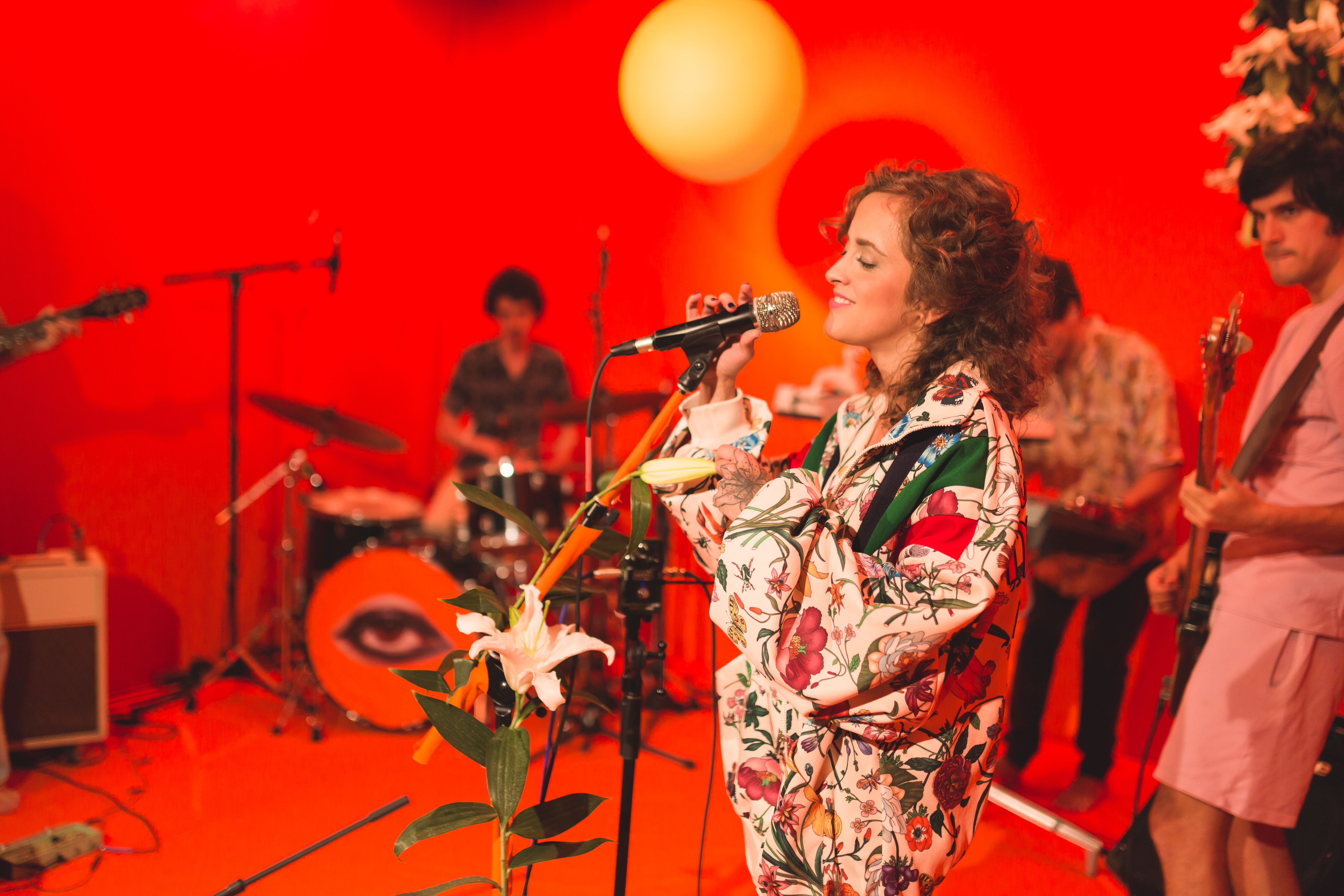 Laura Lavieri lança session com versão indie do pagode "Deixa Acontecer"; assista