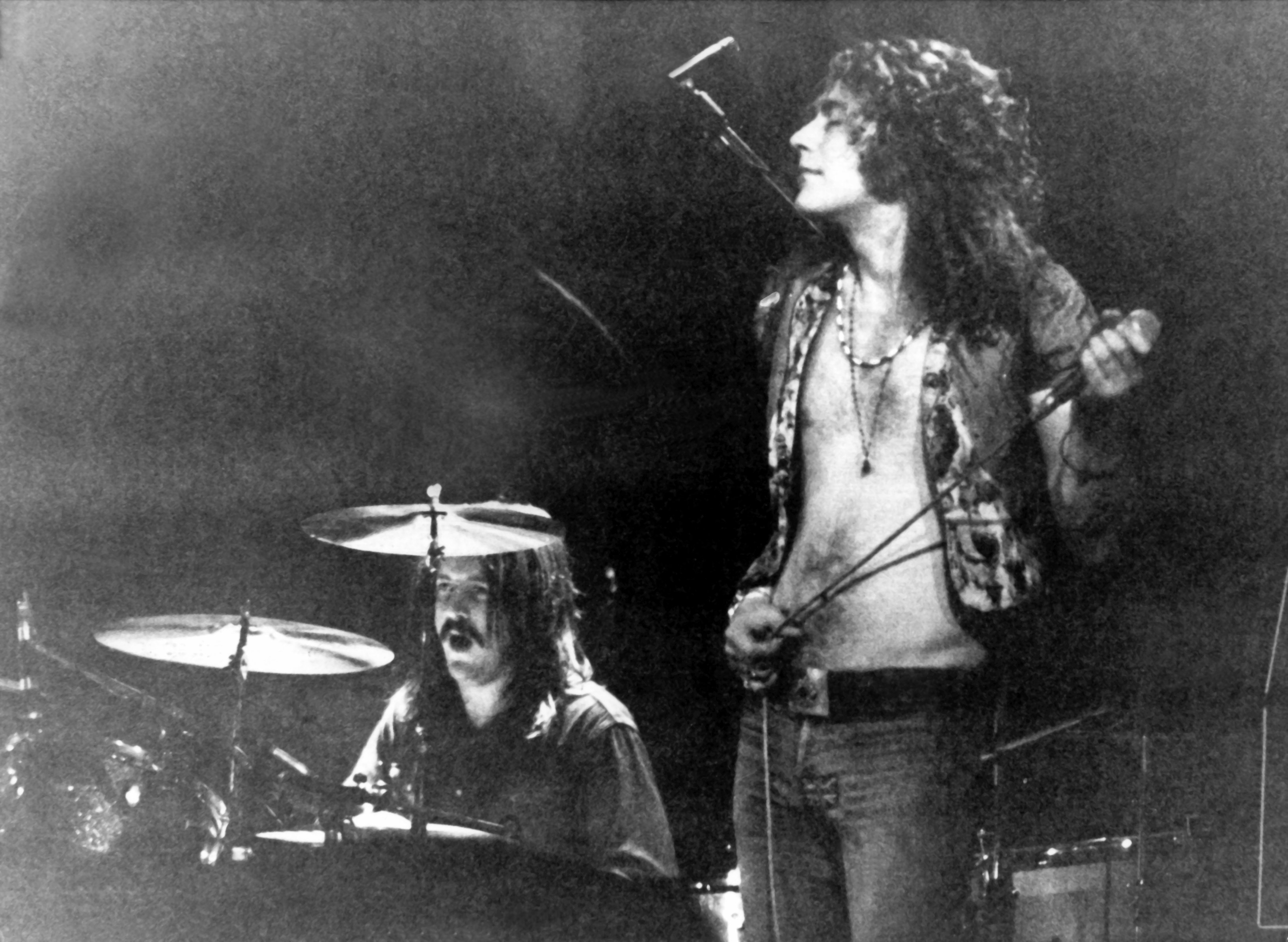 John Bonham (à esq.) e Robert Plant, em ação com o Led Zeppelin (Foto: DPA/AP)