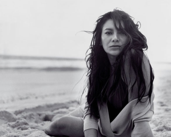 Dira Paes: strip-tease com negativos de filme, em Baixio das Bestas (2006)