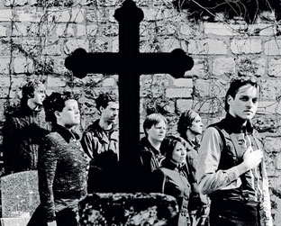 Parry, Chassagne, Gara, Kingsbury, Neufeld, Will Butler (a partir da esquerda), no Cemitério de Montmartre, em Paris