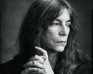 Patti Smith: "O mundo está mais material. As pessoas têm cartões de crédito. As crianças têm cartões de crédito"