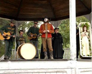 O mascarado da foto é Bob Dylan, assim como Cate Blanchett e um menino negro também representam o cantor