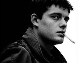 Sam Ridley na pele de Ian Curtis, vocal do Joy Division