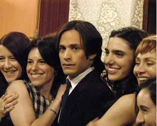 Gael Garcia Bernal (centro) protagoniza O Passado