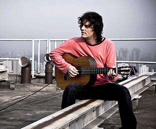 Dadi: sozinho e correndo riscos