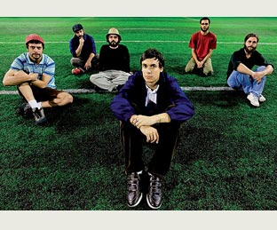 O Hurtmold entra em campo: (da esq. para a dir.) Marinho Cappi, Guilherme Granado, Maurício Takara, Marcos Gerez, Rogério Martins e Fernando Cappi