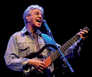 Caetano Veloso optou por lançar seu último disco, Cê (2006), antes na internet do que em lojas físicas