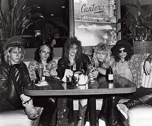 O Guns n' Roses, antes da fama, posa no Canter's Deli, da família do biógrafo Marc Canter