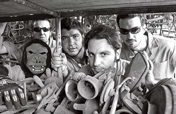 Trilöbit(da esq. para a dir.): (atrás) Nosferatus (Gustavo "Sassá"), General Urko (Marcelo Domingues - o Macaco), Mizón (Emílio "Mizão"), Animau Gonzáles(Mauricio "Mau") e DJ Moröder(Renato Trevisani)