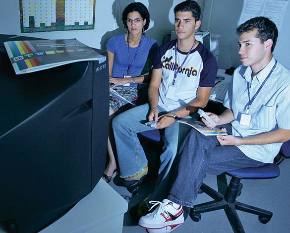 Aline, Adriano (de camiseta) e Thiago de olho nos programas de TV