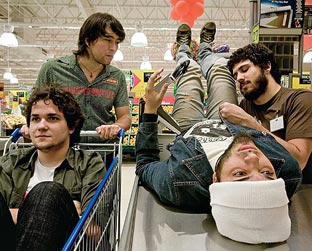 Ecos Falsos em supermercado de São Paulo: (da esq. para a dir.) Gustavo, Daniel, Davi e Felipe