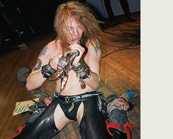 Axl Rose, em 1986: bandanas, cadeados e virilhas