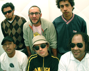 Em sentido horário: Jorge du Peixe, Dengue, Pupillo, Toca, Lúcio e Gilmar