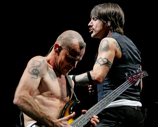 Flea, no baixo, e Kiedis: "Give us the money"