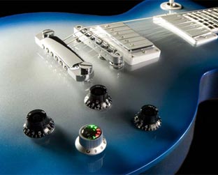 A nova guitarra tem um botão que muda a afinação automaticamente