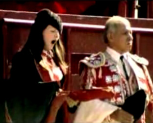 Sim, Meg White está bocejando enquanto Jack (que não é este senhorzinho) tem seu momento toureiro