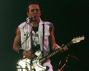 Strummer, para muitos um dos pais do punk, em 1983