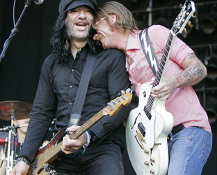 Jesse Hughes (à direita) e Dave Catching vão mostrar os bigodes em SP