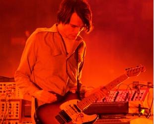 O guitarrista John Greenwood já se prepara para os shows