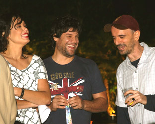 Renata Simões e Edgar Piccoli, apresentadores do canal Multishow, conversam com Fábio Massari, jornalista e conselheiro da RS Brasil