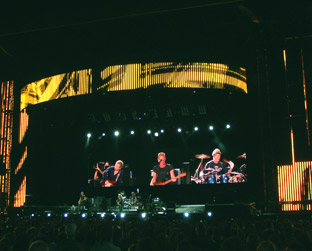 O trio, em frente ao público argentino