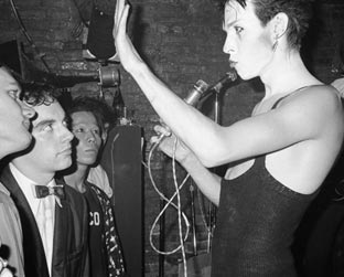 Nos anos 80, as apresentações do grupo eram repletas de performances