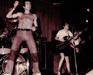 Bon Scott (à esq.) foi responsável pelo clássico disco Highway to Hell