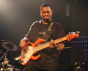 O baixo ácido do Underground Resistance fez o público dançar