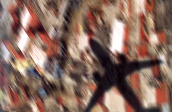 Avião sobrevoa uma favela paulistana